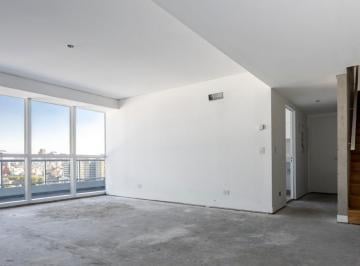 Living comedor acceso cocina y escalera · Penthouse de 4 Ambientes en Venta con Green - Roof y Pileta en Concepción Palermo