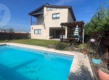 Casa · 148m² · 5 Ambientes · 3 Cocheras · Casa en Venta - Ezeiza, Laguna Azul