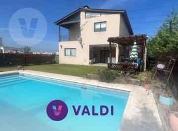 Casa · 148m² · 5 Ambientes · 3 Cocheras · Casa en Venta - Ezeiza, Laguna Azul
