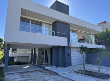 Casa · 285m² · 6 Ambientes · Casa en Venta - 4 Dorm. 5 Baños - Deportivo I