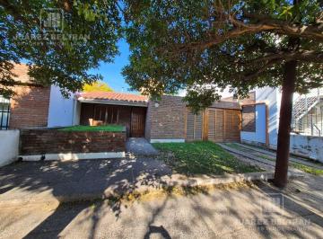 Casa · 110m² · 3 Ambientes · 1 Cochera · Casa en Venta,3 Dormit,2 Baños, Jardin Cochera Cubierta, apta Credito!