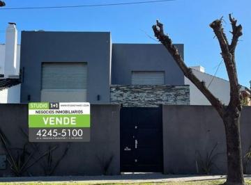 Casa · 350m² · 4 Ambientes · 4 Cocheras · Casa en Venta en Lomas de Zamora, G. B. a. Zona Sur