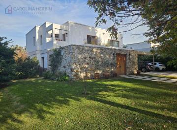 Casa · 350m² · 5 Ambientes · 6 Cocheras · Casa en Buenos Aires Golf, Bella Vista
