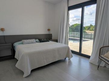 Casa · 214m² · 7 Ambientes · Casa en Venta - 5 Dorm. 4 Baños - Golf 2