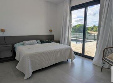 Casa · 214m² · 7 Ambientes · Casa en Venta - 5 Dorm. 4 Baños - Golf 2