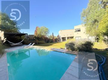 Casa · 911m² · 3 Dormitorios · 2 Cocheras · Sd Propiedades Ofrece a La Venta Exclusiva Residencia de Diseño Moderno en Cerro Alto