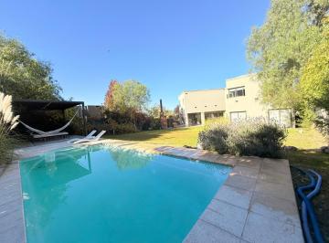 Casa · 911m² · 3 Dormitorios · 2 Cocheras · Sd Propiedades Ofrece a La Venta Exclusiva Residencia de Diseño Moderno en Cerro Alto