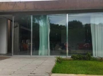 Casa · 180m² · 4 Dormitorios · 2 Cocheras · Casa en Venta en City Bell