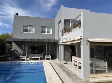 Casa · 178m² · 4 Ambientes · 4 Cocheras · Excelente Casa en Lote Interno en Tipas, 4 Ambientes, Doble Galería, Jardín Parquizado.