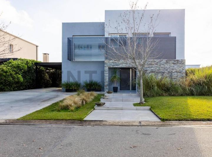 Excelente Casa en Lote Interno en Tipas, 4 Ambientes, Doble Galería, Jardín Parquizado, Riego, Piscin