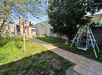 Casa · 90m² · 4 Ambientes · 1 Cochera · Venta de Casa 4 Ambientes con Fondo Verde, y Garaje. Sarandi
