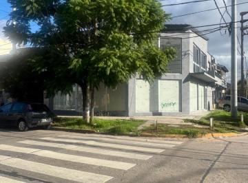 Local comercial · 190m² · Alquiler Local Unico en Esquina Super Luminoso