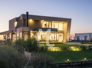 Casa · 320m² · 3 Dormitorios · 10 Cocheras · Casa en Venta en Puertos del Lago