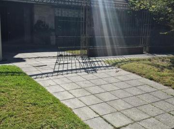 Casa · 100m² · 4 Ambientes · 1 Cochera · Casa en Parque Luro