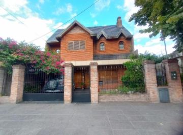 Casa · 340m² · 5 Ambientes · 2 Cocheras · Casa 5 Amb. Sobre Lote de 10 X 35