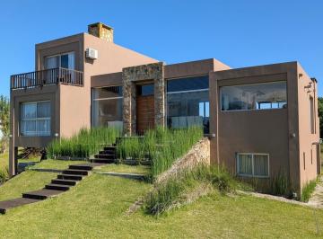 Casa · 240m² · 6 Ambientes · Casa en Venta - 4 Dorm. 4 Baños - Residencial I