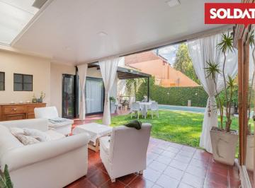Casa · 171m² · 5 Ambientes · 1 Cochera · Venta Casa 4 Dorm. en Vicente López con Jardín, Galería y Pileta