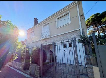 Casa · 247m² · 3 Dormitorios · 1 Cochera · Casa en Alquiler 5 Ambientes Varese
