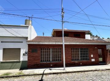 Casa · 185m² · 4 Ambientes · 1 Cochera · Excelente Zona - 3 Dor - 2 Baños - Garage - Vta Dta - Apto Crédito - Oportunidad!