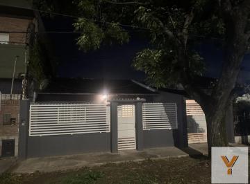 Casa · 130m² · 3 Ambientes · Casa en Venta - 2 Dorm. 1 Baño - Almirante Brown