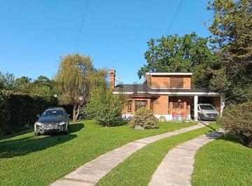 Casa · 171m² · 5 Ambientes · 2 Cocheras · Casa Quinta de 5 Amb Gran Parque con Quincho, Parrilla y Pileta. en Cercania a Estacion La Reja.