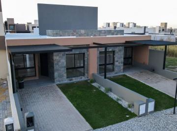 Casa · 90m² · 5 Ambientes · 2 Cocheras · Casa en Docta