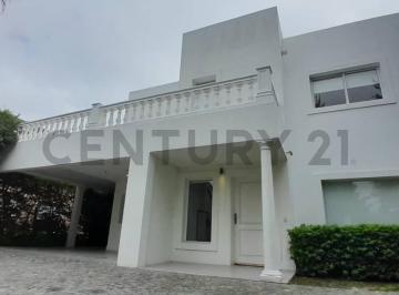 Casa · 148m² · 4 Ambientes · 4 Cocheras · Venta Casa 4 Ambientes + Dependencia de Servicio en Barrio La Masia - Pilar.
