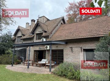 Casa · 316m² · 5 Ambientes · Casa en Venta en Barrio Chico Sobre Lote de Más de 2.500 m² - Excelente Acceso - Bajas Expensas