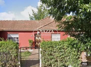 Casa · 55m² · 4 Ambientes · 1 Cochera · Hermosa Casa de Dos Dorm. en Barrio Lomas del Golf