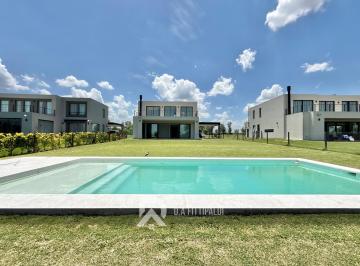 Casa · 218m² · 5 Ambientes · 4 Cocheras · Casa Moderna 5 Ambientes en Venta Pilar Golf Pebble Beach Pileta