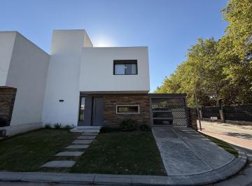 Casa · 173m² · 6 Ambientes · 2 Cocheras · Venta – Duplex de 3 Dorm. con Detalles de Categoría | Las Piedras Valle Escondido