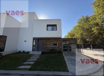 Casa · 173m² · 6 Ambientes · 2 Cocheras · Venta – Duplex de 3 Dorm. con Detalles de Categoría | Las Piedras Valle Escondido