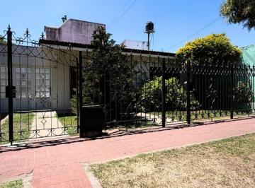 Casa · 177m² · 5 Ambientes · 3 Cocheras · Amplia Casa con Quincho en Fray Luis Beltrán