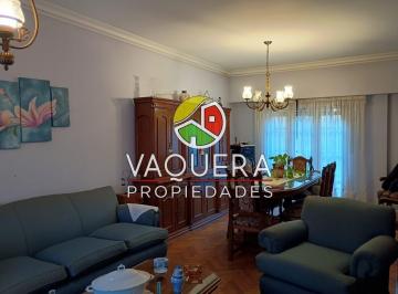 Casa · 157m² · 4 Ambientes · PH Chalet - 3 Dorm. - 2 Baños - Cochera - Patio.