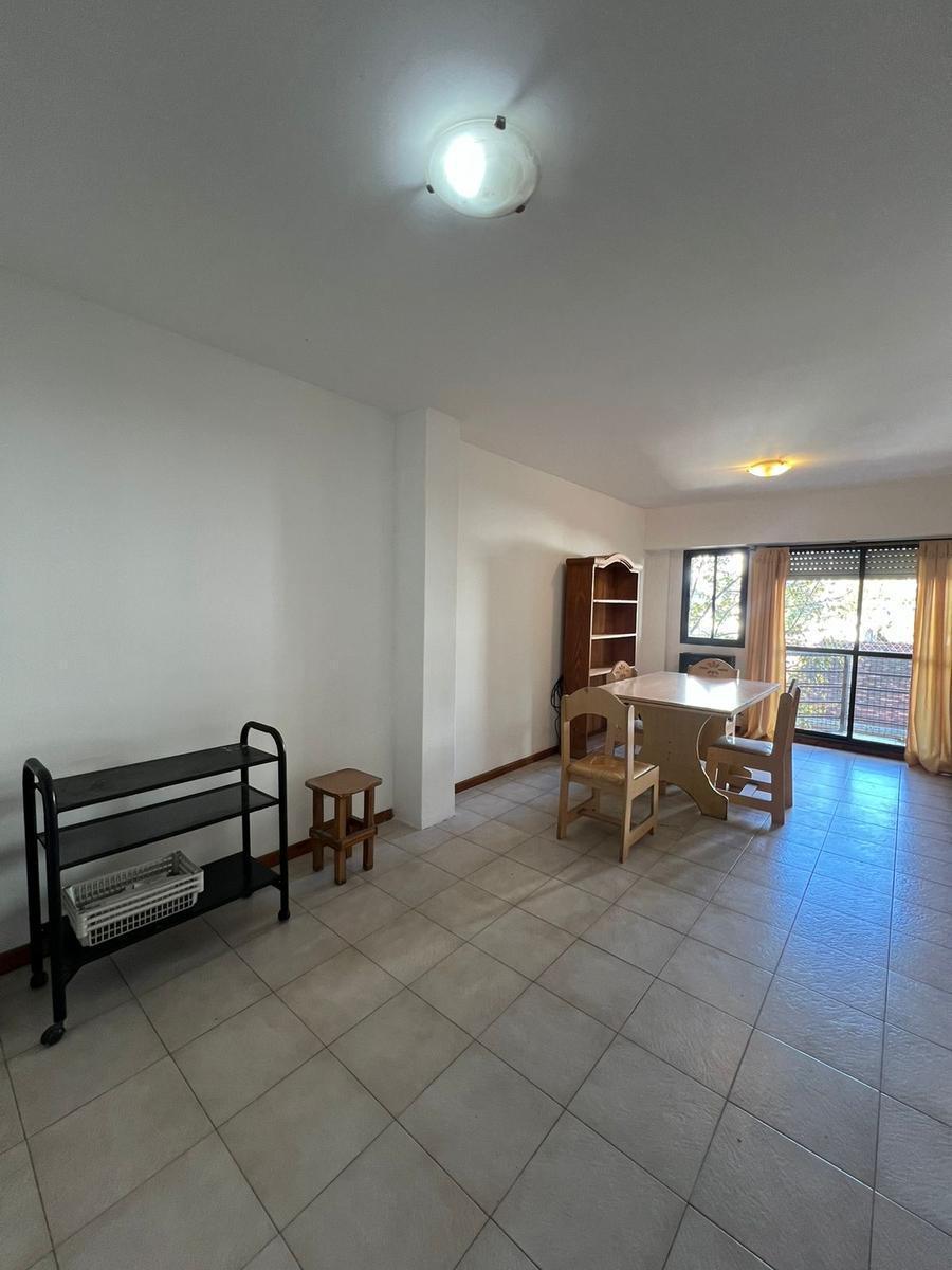 Se vende departamento de 2 ambientes, amplio Y A la calle, con balcón saliente Y baulera
