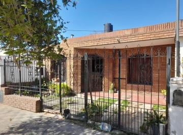 Casa · 330m² · 4 Ambientes · 1 Cochera · Venta Casa 3 Dorm. y Cochera Barrio Empalme