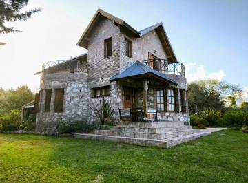 Casa · 215m² · 8 Ambientes · 1 Cochera · Venta Casa de Piedra 3 Dorm – Villa Giardino