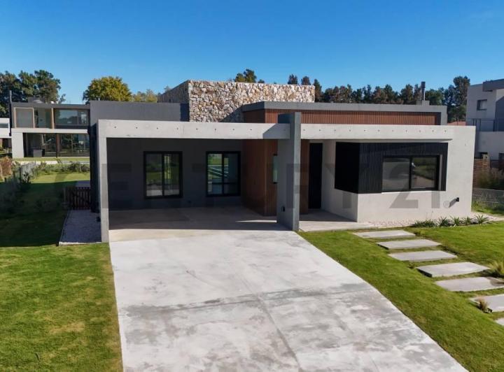 Casa · 270m² · 4 Ambientes · 4 Cocheras