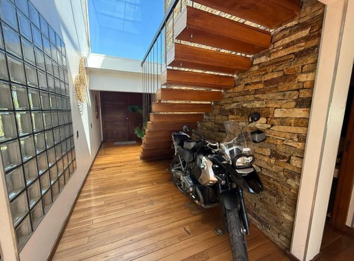 Casa · 350m² · 8 Ambientes · 2 Cocheras