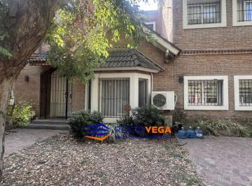 Casa · 300m² · 5 Ambientes · 1 Cochera · Casa a La Venta en Moreno Centro