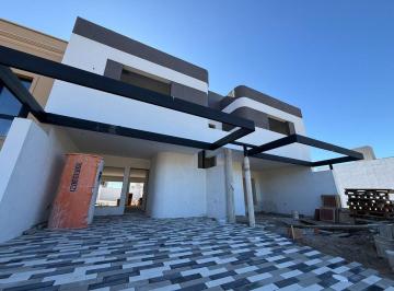 Casa · 312m² · 4 Ambientes · 2 Cocheras · Venta Duplex de Categoria Terrazas de Manantiales