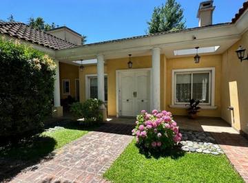 Casa · 194m² · 4 Ambientes · 2 Cocheras · Casa 4 Ambientes en Venta en Barrio Cerrado El Resuello