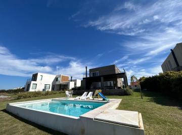 Casa · 207m² · 7 Ambientes · 4 Cocheras · Casa en Venta a La Laguna en El Naudir - Aguas Privadas