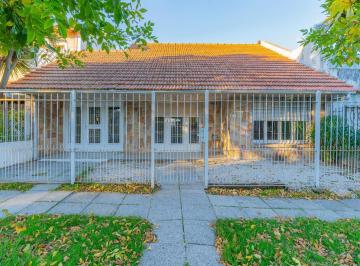 Casa · 233m² · 3 Ambientes · 2 Cocheras · Chalet en Venta de 3 Ambientes con Garaje y Parque