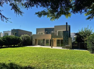 Casa · 240m² · 4 Ambientes · 4 Cocheras · Casa en Venta - San Matias