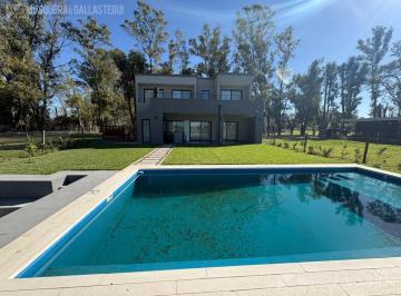 Casa · 170m² · 4 Ambientes · 2 Cocheras · Casa en Santa Sofia