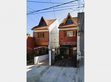 Casa · 72m² · 3 Ambientes · 1 Cochera · Triplex en Alquiler en Ramos Mejia