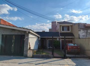 Casa · 198m² · 5 Ambientes · 3 Cocheras · Casa Sobre Lote de 10 X 33 San Justo