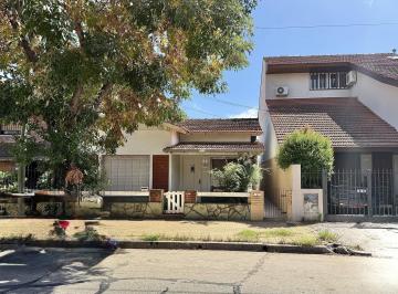 Casa · 85m² · 3 Ambientes · Casa en Una Planta con Gran Patio a La Venta en Martínez.