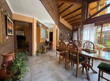 Casa · 200m² · 3 Dormitorios · 2 Cocheras · Casa en Coronel Dorrego